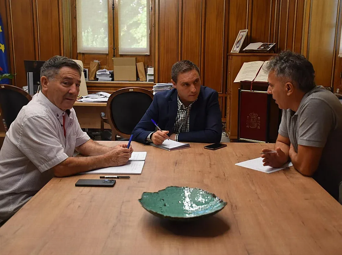El presidente de la Diputación, Álvaro Martínez Chana, reunido con el presidente y el secretario de la CGRAJ, Francisco Javier Turégano y Sergio Briones, respectivamente.