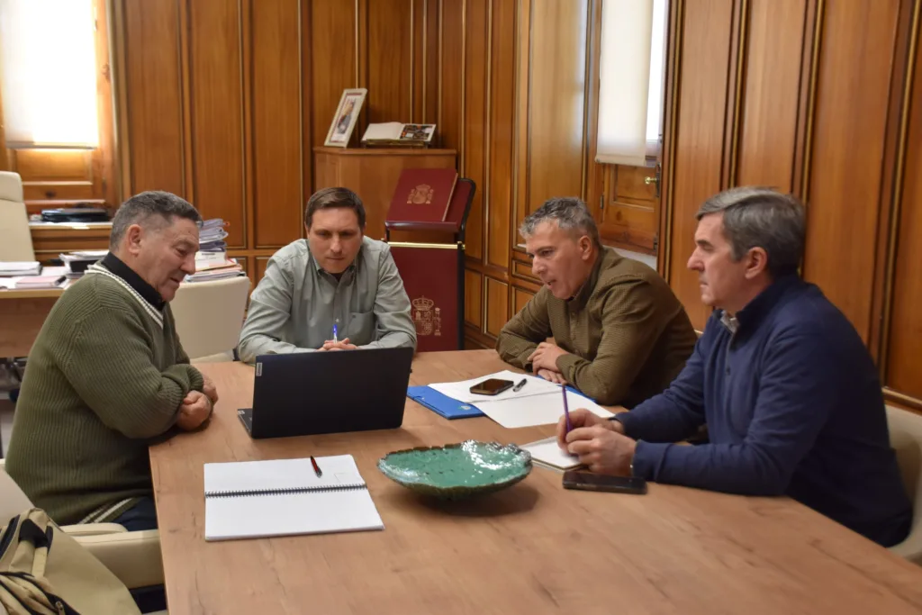 Francisco Javier Turégano, Álvaro Martínez Chana, Sergio Briones y Rodrigo Molina | Reunidos en la Diputación Provincial de Cuenca para recuperar tierras abandonadas para regadío CGRAJ